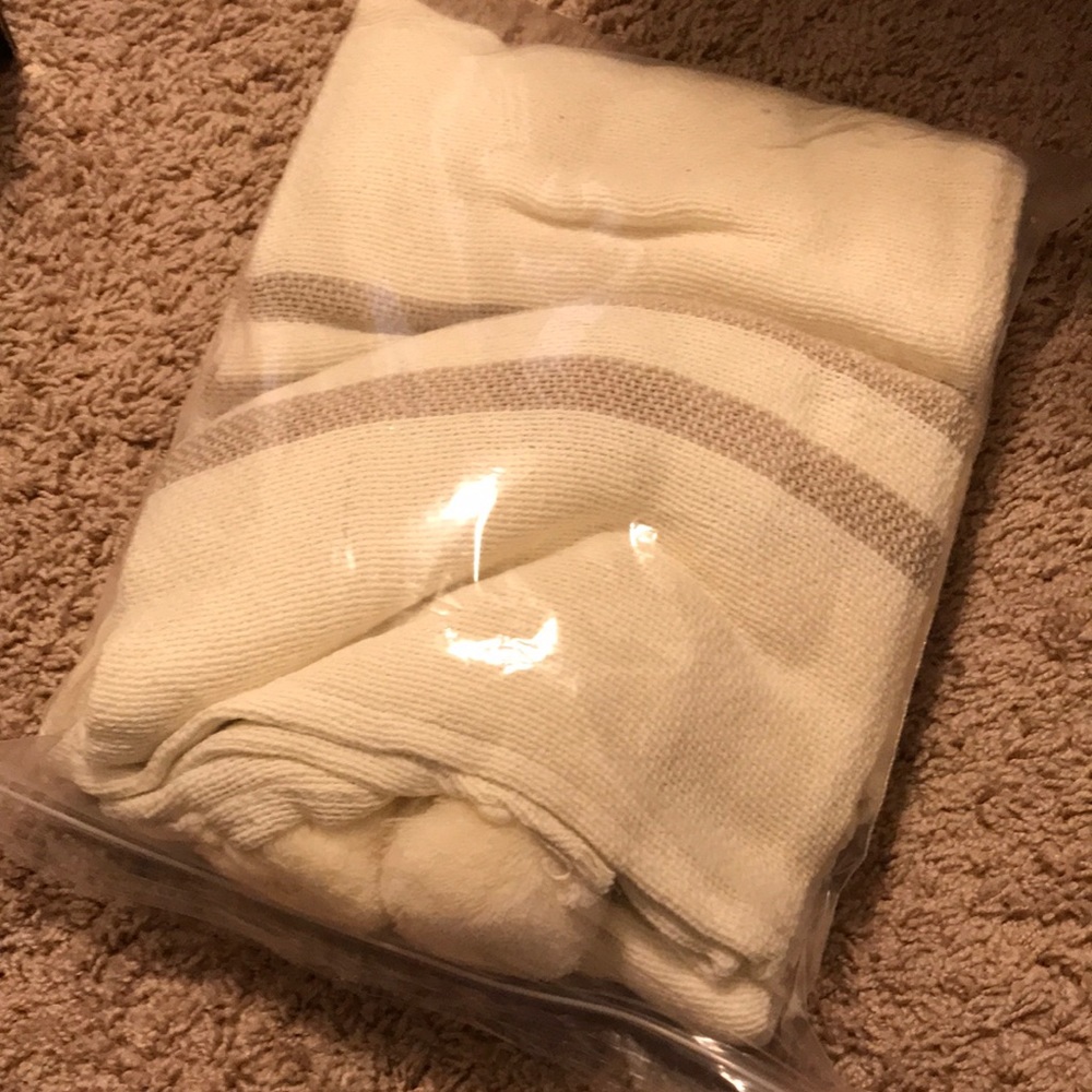 New Imani Collective Causebox Alltrue Woven Soft Luxury Pom Gift Blanket Throw - Picture 2 of 3